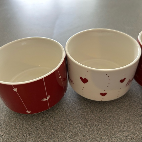Pier 1 set of 4 stacking ❤️red & white heart ❤️design mugs with holder. - Picture 3 of 8